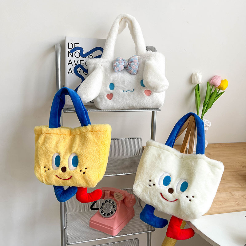 The 2021 autumn/winter new soft and cute plush small foot bento bag is a lovely and compact hand-held lunch box bag for girls Specification drawing