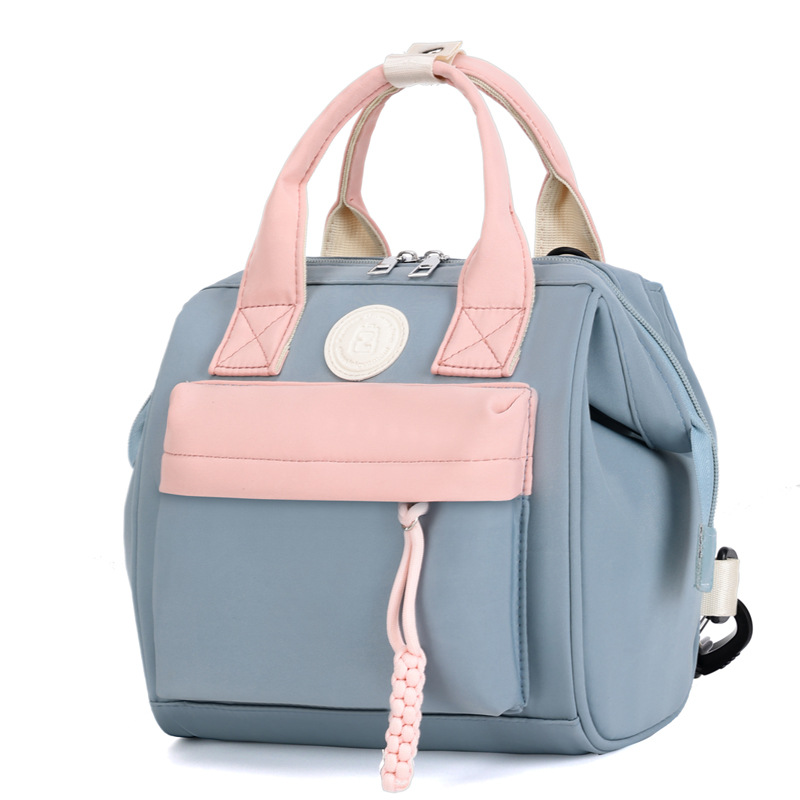 A lightweight mom bag with a high level of appearance, a young and hot mom taking her kids for a walk, a shoulder bag, a crossbody mom bag, and a stylish backpack Application Scenario