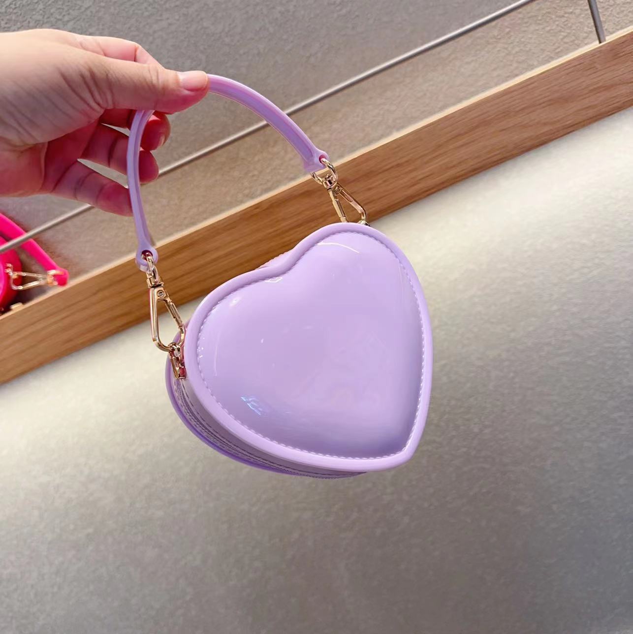 2025 New Korean version Fairy Heart Jelly Bag, children's bag, fashionable and cute mini bag, personalized heart bag Application Scenario