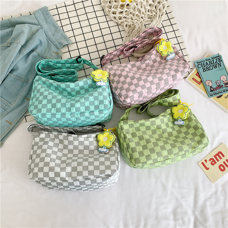 The 2022 new style of the crossbody bag from the Women's forest series is unique, cool, square, simple and fashionable. It is a solid color single-shoulder bag for students' classes full figure