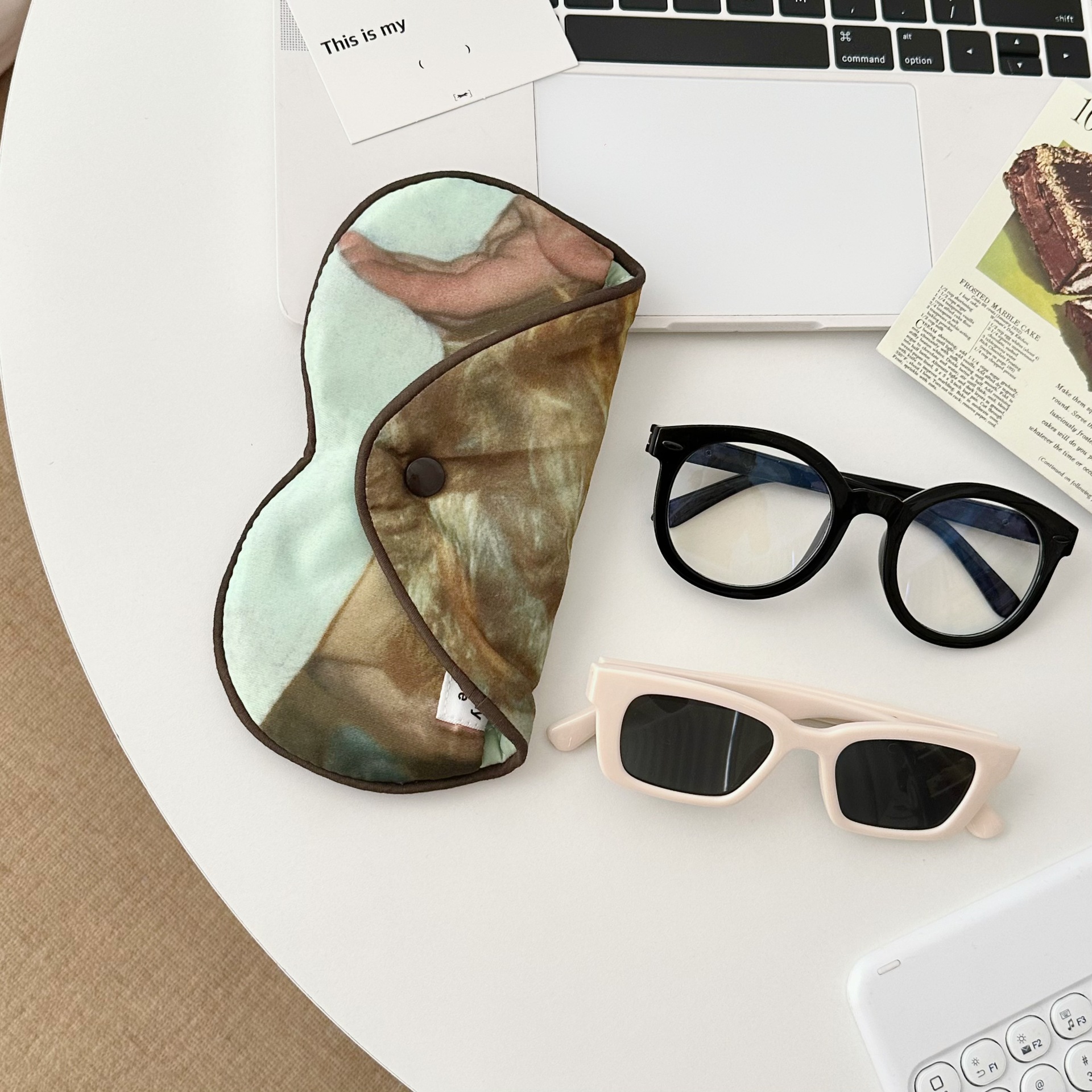 Creative heart-shaped glasses storage bag, portable glasses storage bag for travel, Korean-style sunglasses storage bag Application Scenario