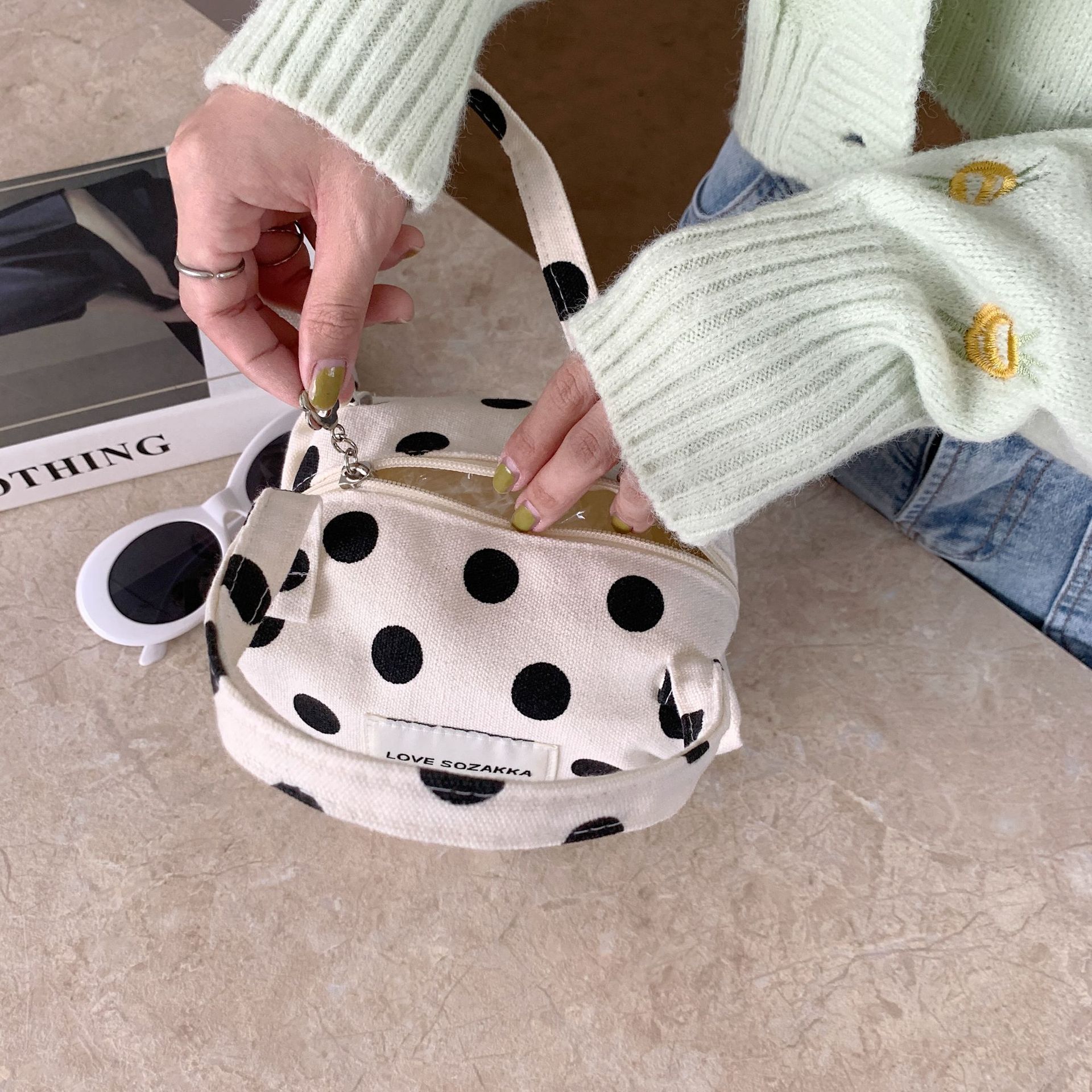 2824 New InS-style fashionable polka dot contrasting color handbag, retro fairy stroll bag, hand-held mommy bag Application Scenario