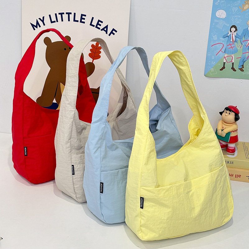 Casual single-shoulder nylon fabric bags are bestsellers for women. Simple and lightweight tote bags are versatile for students. Hand-held commuter bags are selling well full figure