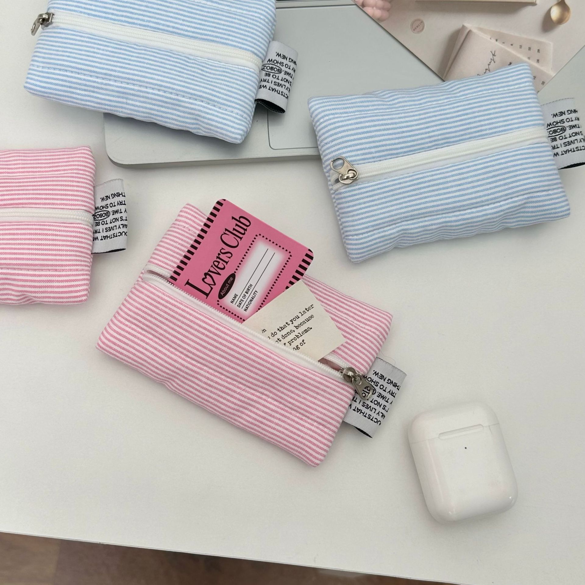 The cute and fresh cloud-shaped coin purse has a high appearance level. It features a striped mini card bag that can be used to hang small sundries. It is a hand-held bag with loose change details Picture