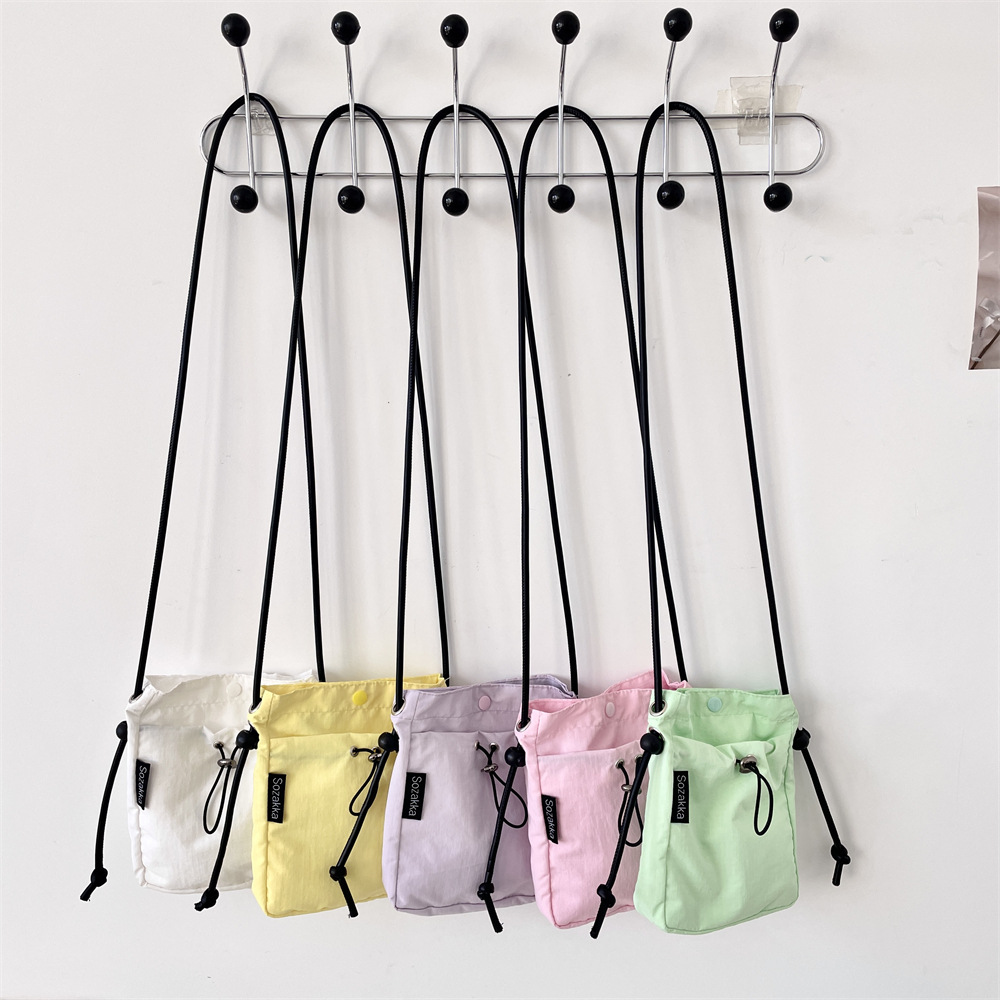 53192 Niche crossbody bag, solid color, Japanese and Korean artistic single-shoulder crossbody bag, lightweight phone bag, sporty and casual bag full figure