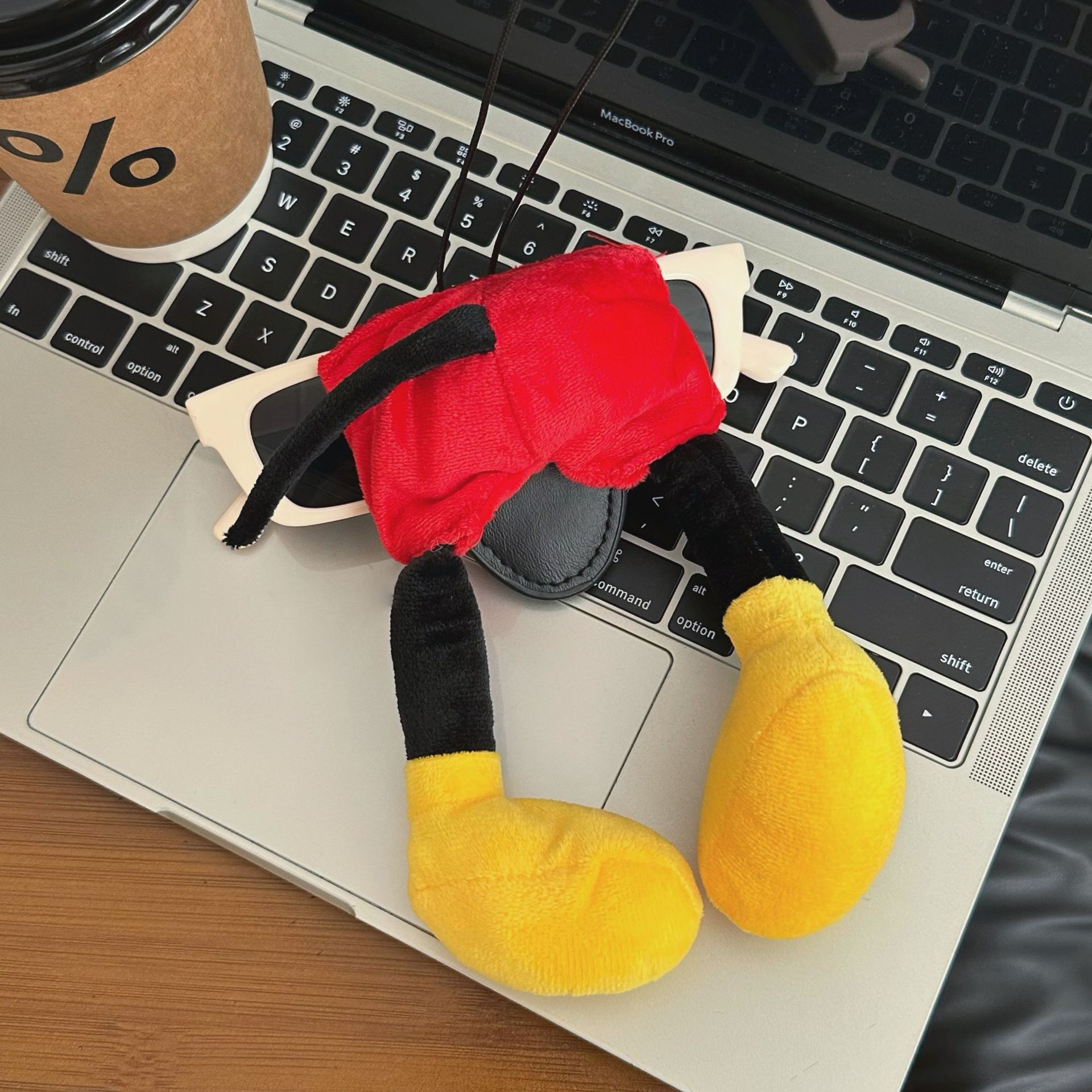 Cartoon Mickey's bottom glasses, lanyard, sunglasses clip, chain, summer sunglasses storage, portable neck strap, anti-drop and anti-loss Application Scenario
