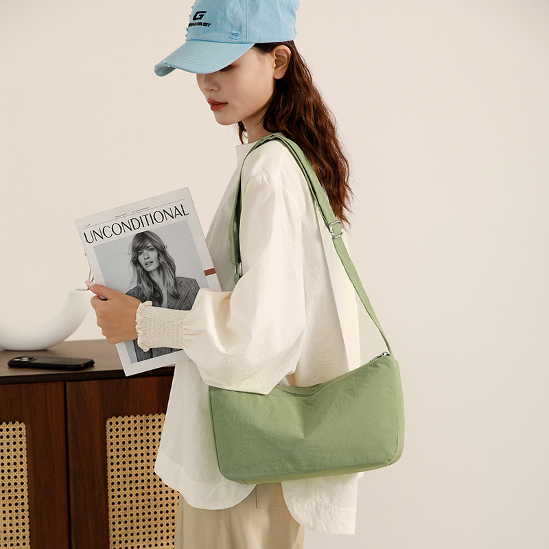 The new crossbody bag is a large-capacity women's bag, a fashionable single-shoulder bag for commuting, and a casual, light and high-end women's bag Application Scenario