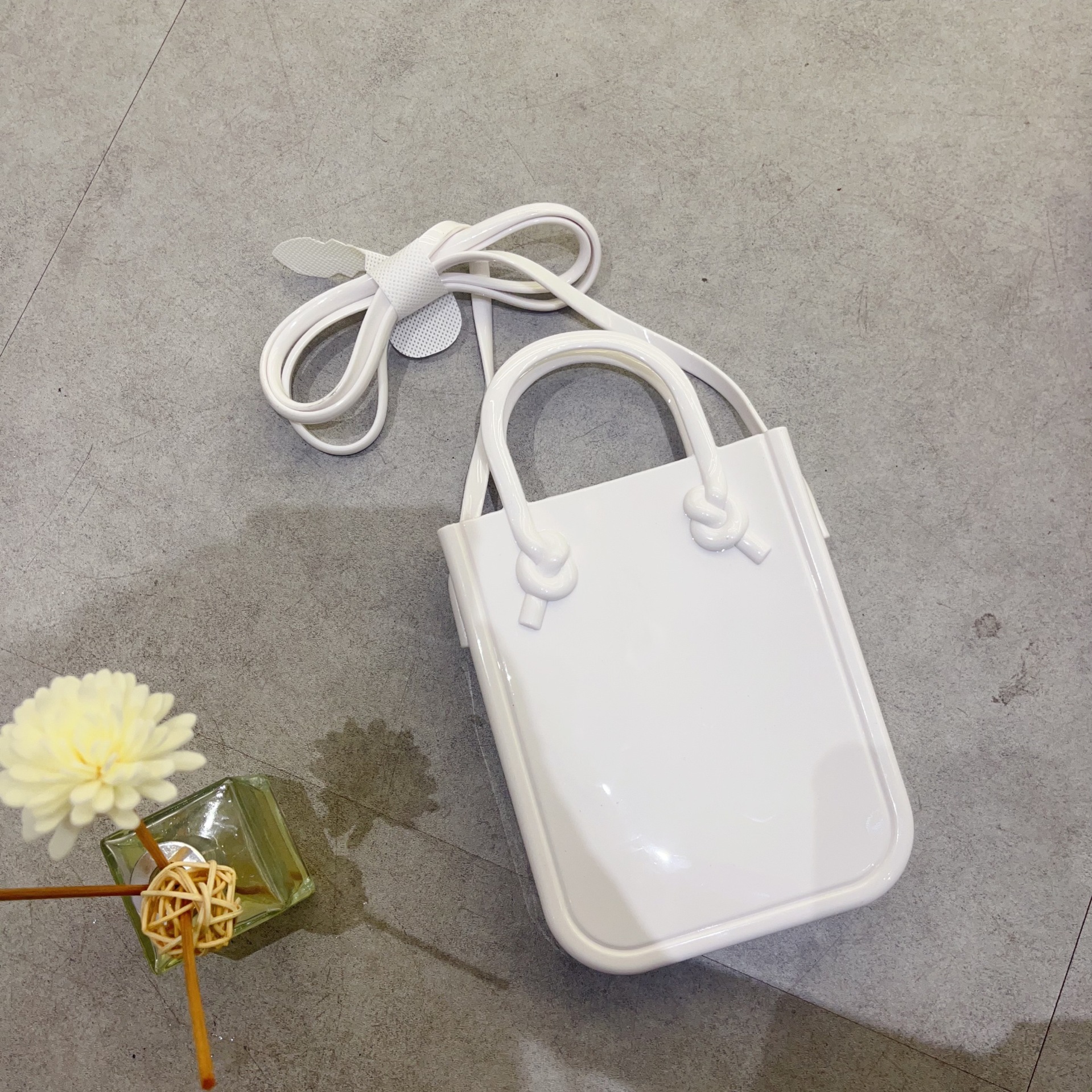 2025 New PVC mobile phone bag, jelly bag, hand-held small bag, candy, fashionable and trendy casual shopping bag, ladies' bag Application Scenario