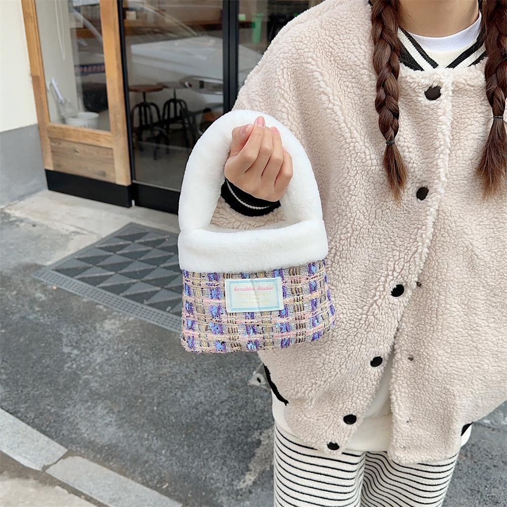 311203 Plush Bag for Women's Winter 2023 New Autumn and winter, fluffy hand-held woolen bucket bag, hand-held bag Application Scenario