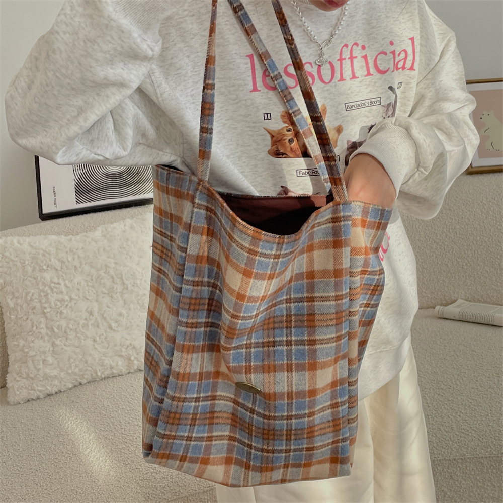 410271 Casual Bag for Women, 2024 New Style Fashionable woolen checkered single-shoulder bag, large capacity double-sided dual-purpose bag Application Scenario
