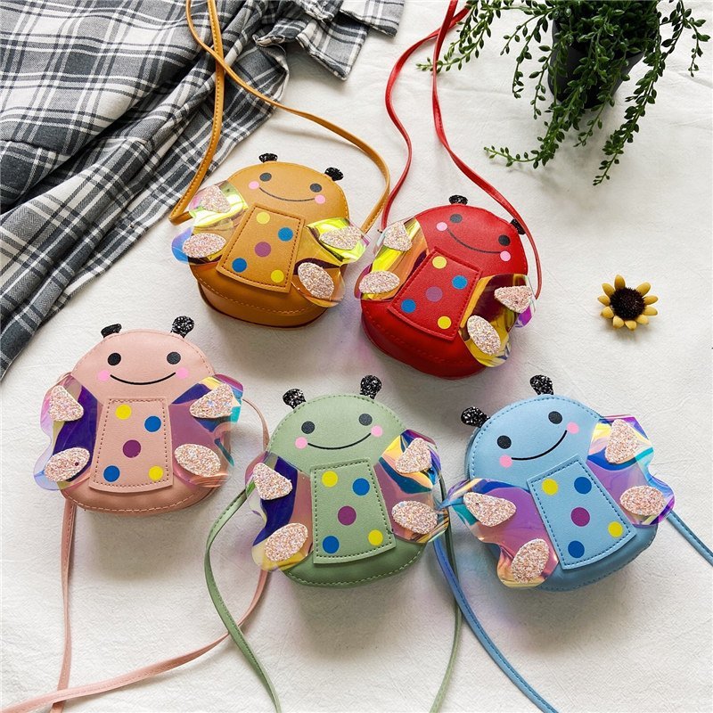 The popular children's bag is a super cute cartoon bee bag for girls and a fashionable mini princess bag for girls with a crossbody style full figure