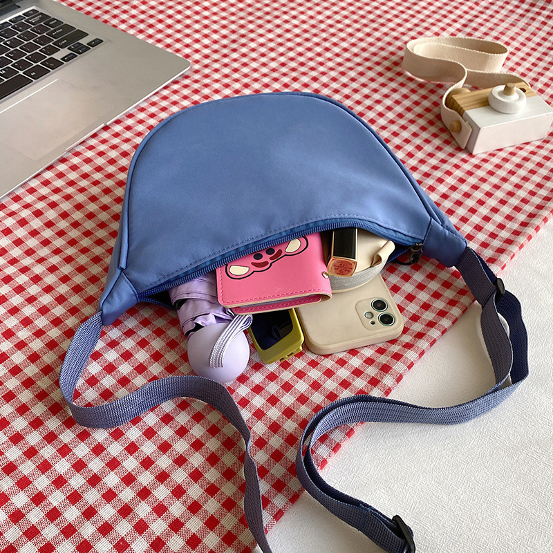 Cross-border Women's chest Bag 2023 Trendy canvas women's bag, casual and sporty solid color Korean style simple crossbody personalized armpit bag Application Scenario