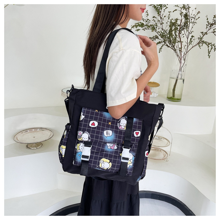 A new Korean-style student crossbody bag with high appearance standards, a fresh and casual single-shoulder bag, and a cartoonish and cute hand-held tutorial bag for girls Application Scenario