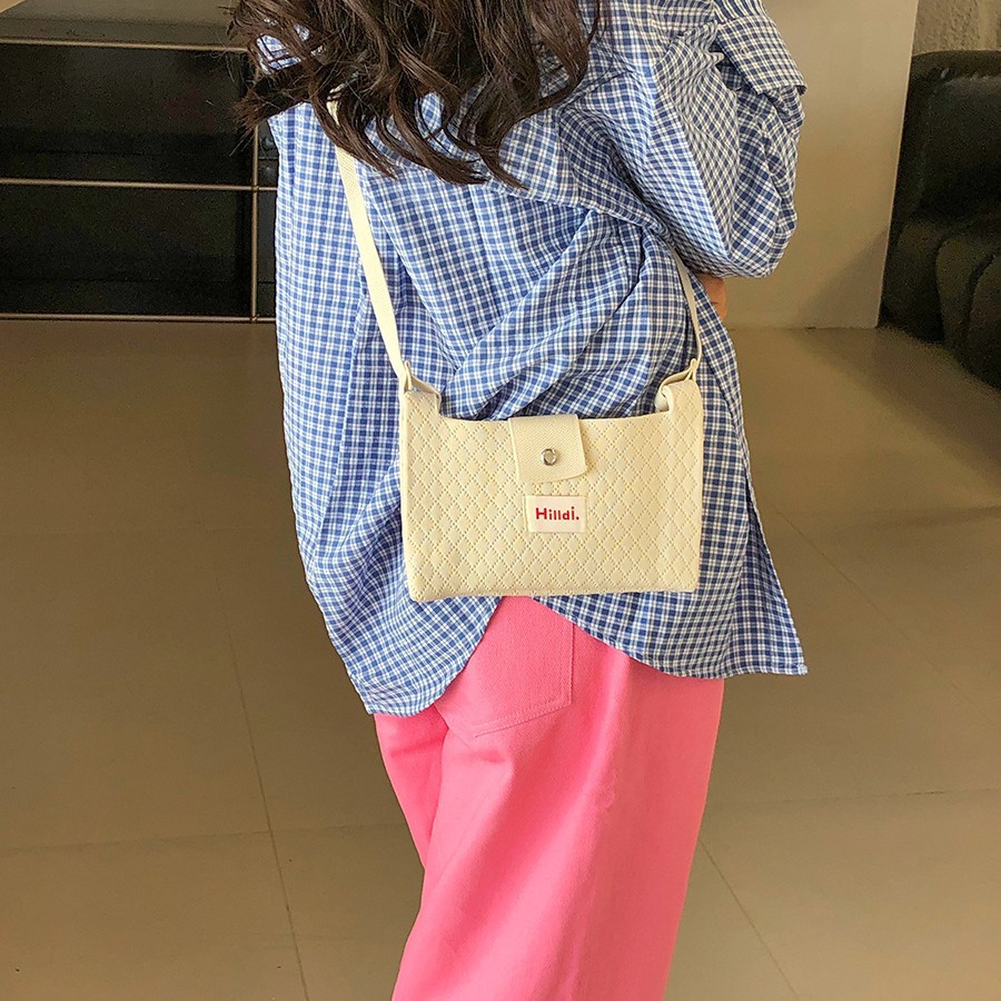 Wholesale of cross-border Japanese and Korean knitted travel small bags, Macron's summer casual key coin purse, crossbody women's mobile phone bags Application Scenario