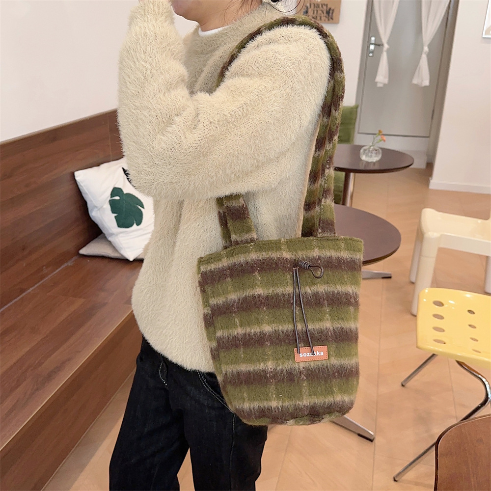 312182 woolen bucket single-shoulder underarm bag for women's autumn and winter new retro large-capacity commuter tote bag Specification drawing