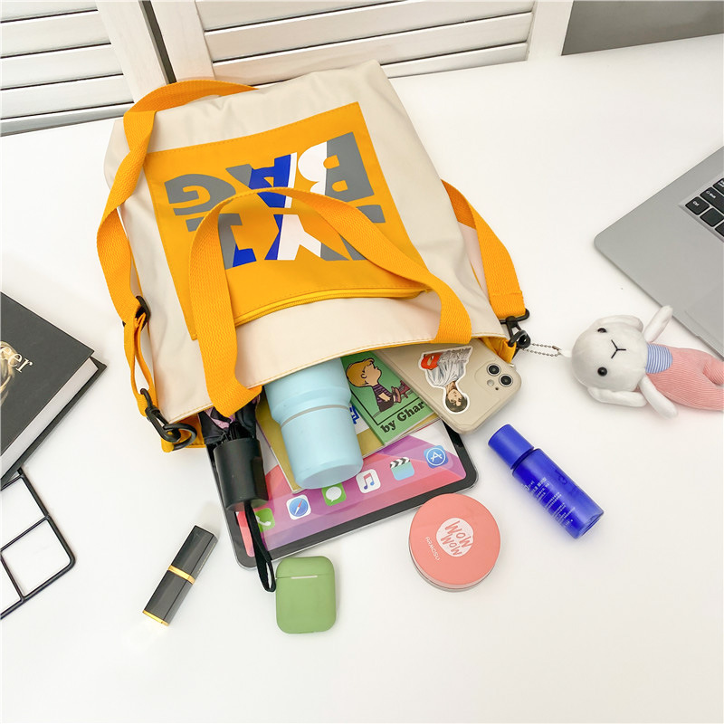 2022 New canvas crossbody bag for women, simple and elegant, large-capacity school bag for students, versatile Japanese-style single-shoulder handbag Application Scenario