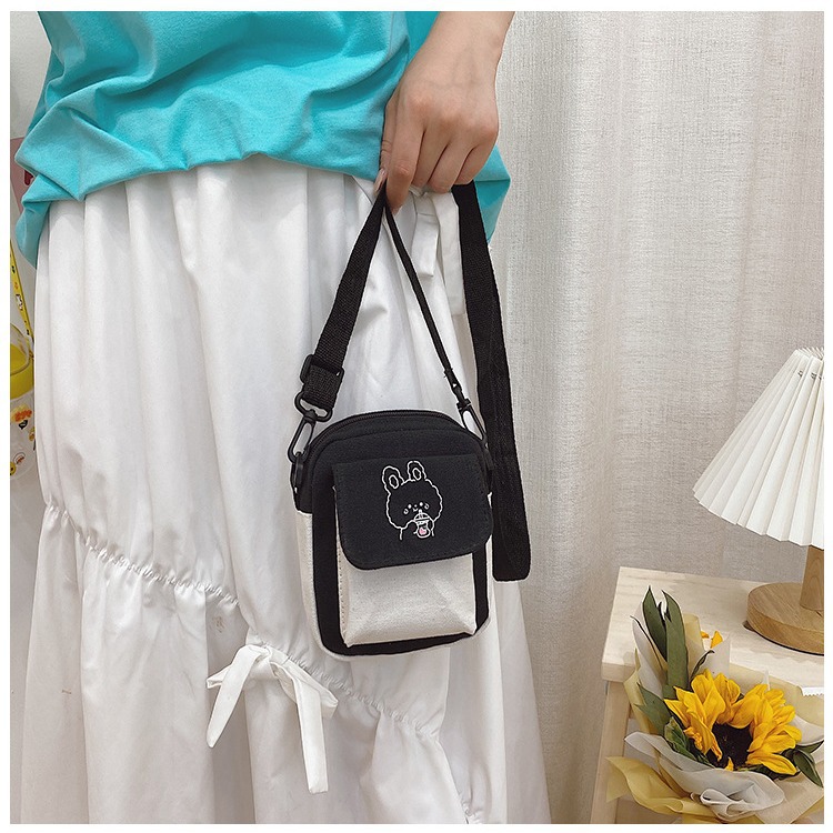A new 2024 small-capacity casual canvas bag, a cute and fashionable single-shoulder bag for students, and a fresh and color-blocking crossbody bag Application Scenario