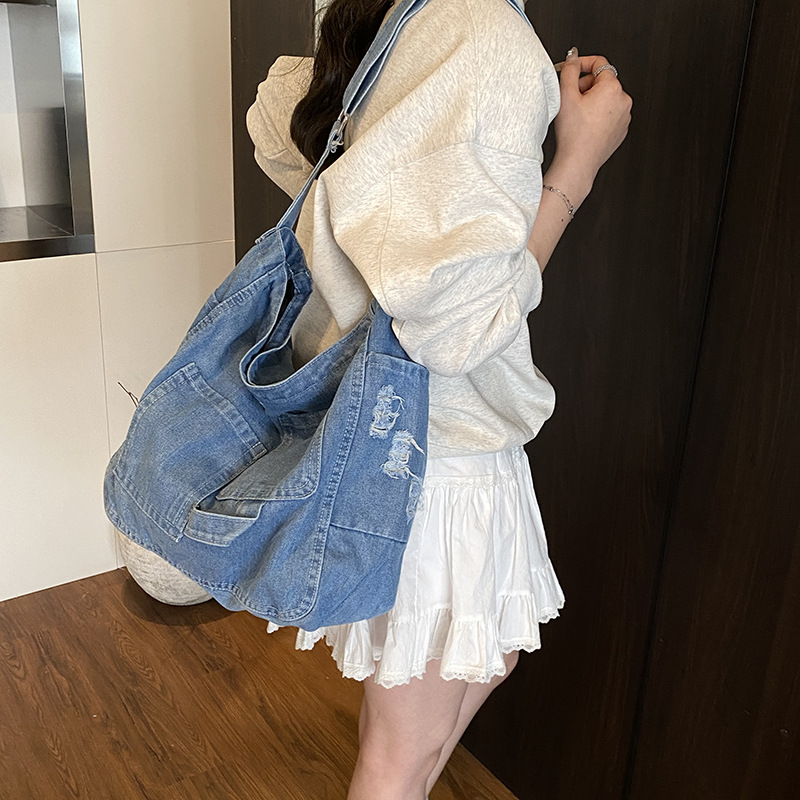 A new retro large-capacity single-shoulder bag, a fashionable and casual women's crossbody bag, and a trendy denim student bag details Picture