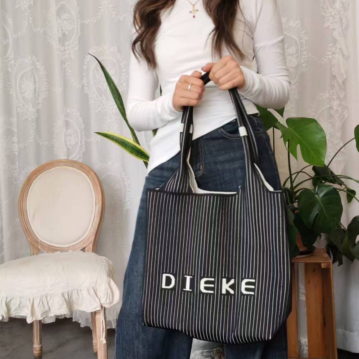 The new large-capacity fly-woven bag with louvers and letters is a portable and fashionable handbag that can be worn on one shoulder full figure