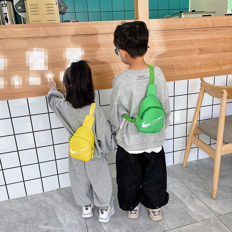New children's bags, fashionable and casual crossbody bags for boys and girls, cute and trendy kids, and single-shoulder coin purses for little boys Application Scenario