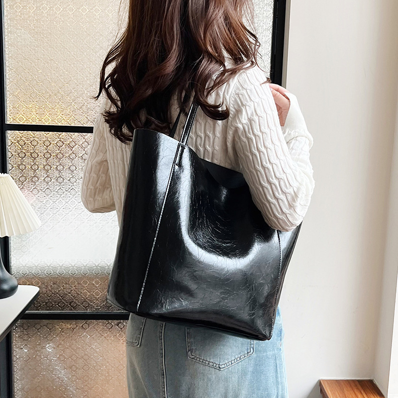 The large-capacity retro tote bag for women in 2024, a new style of fashionable, simple and casual large bag in solid color, versatile single-shoulder bag, is selling well details Picture