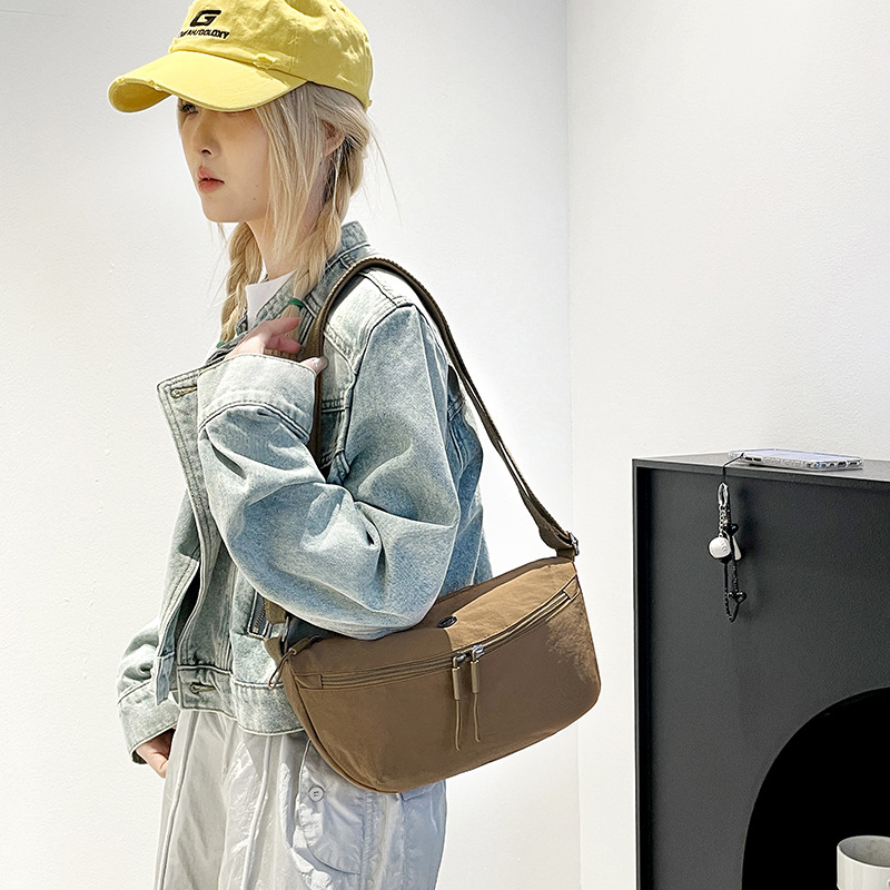The 2025 new casual sporty women's chest bag, simple and versatile crossbody bag, washable fabric lightweight single-shoulder bag, saddle bag Specification drawing