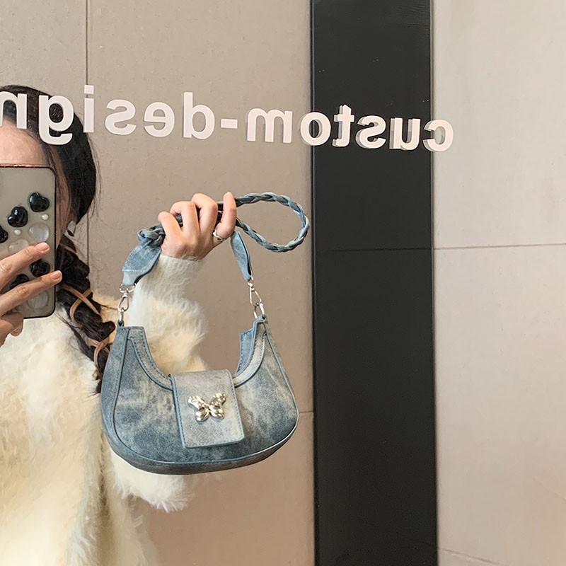 The 2024 new Korean-style Crescent Moon bag, a fashionable chain simple single-shoulder bag, and a niche and individualistic crossbody bag are selling well across cross-border markets full figure