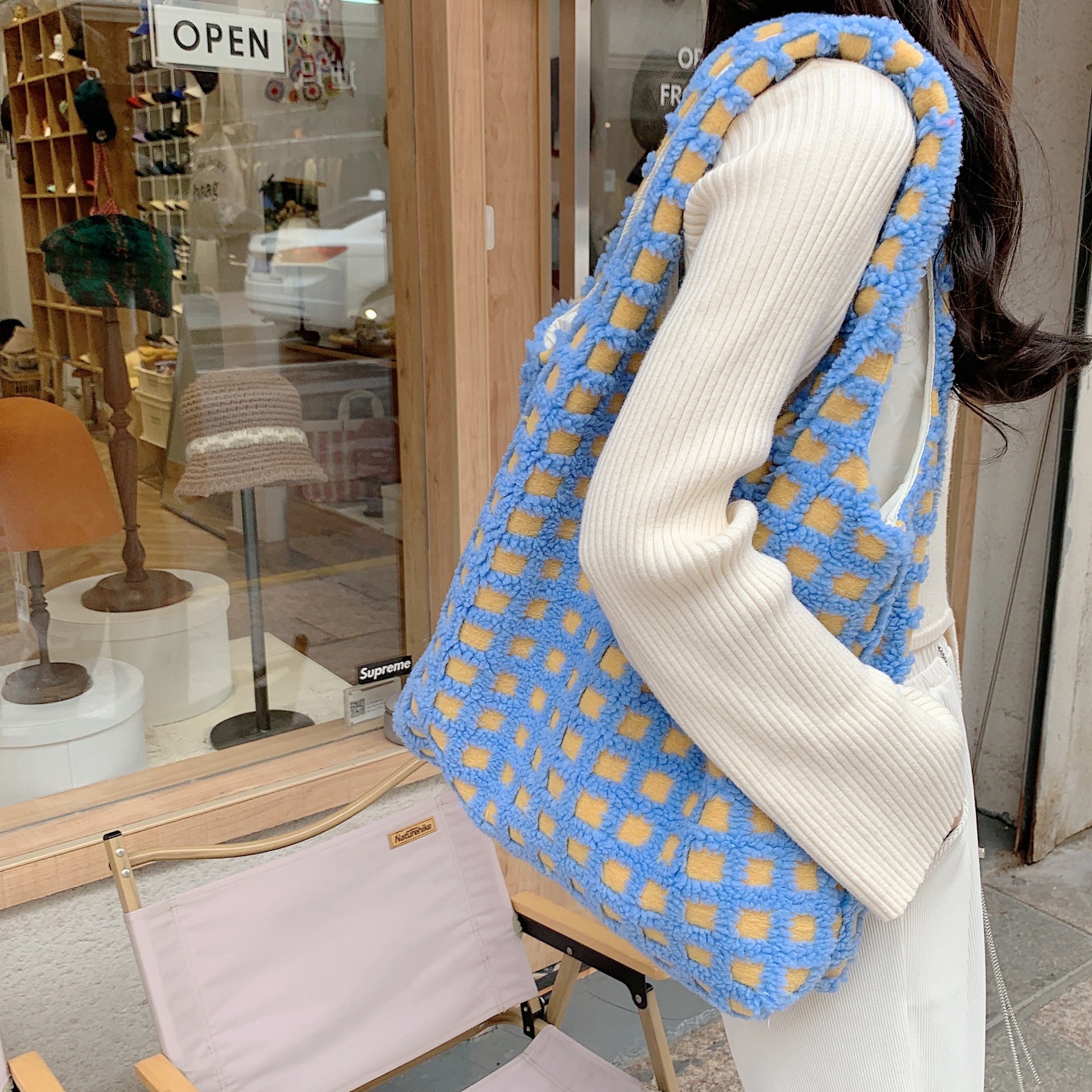 21081 New Waffle velvet vest bag, Tote bag, large capacity, simple commuting and student class bag Application Scenario