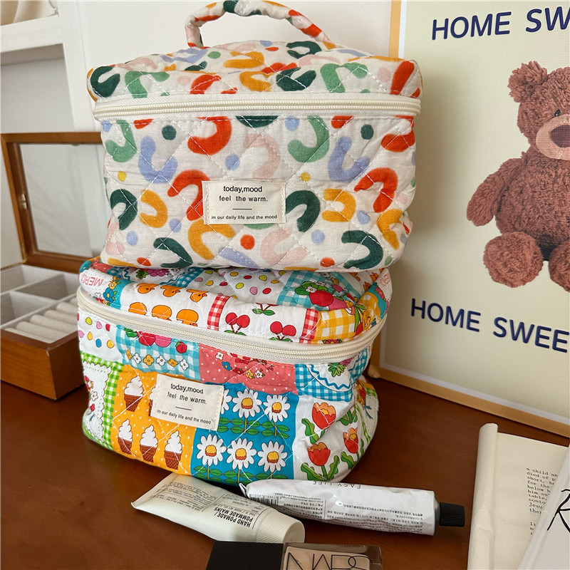 Cute colorful UU makeup bag for women, portable large-capacity 2023 new high-end skincare and toiletry bag storage bag Application Scenario