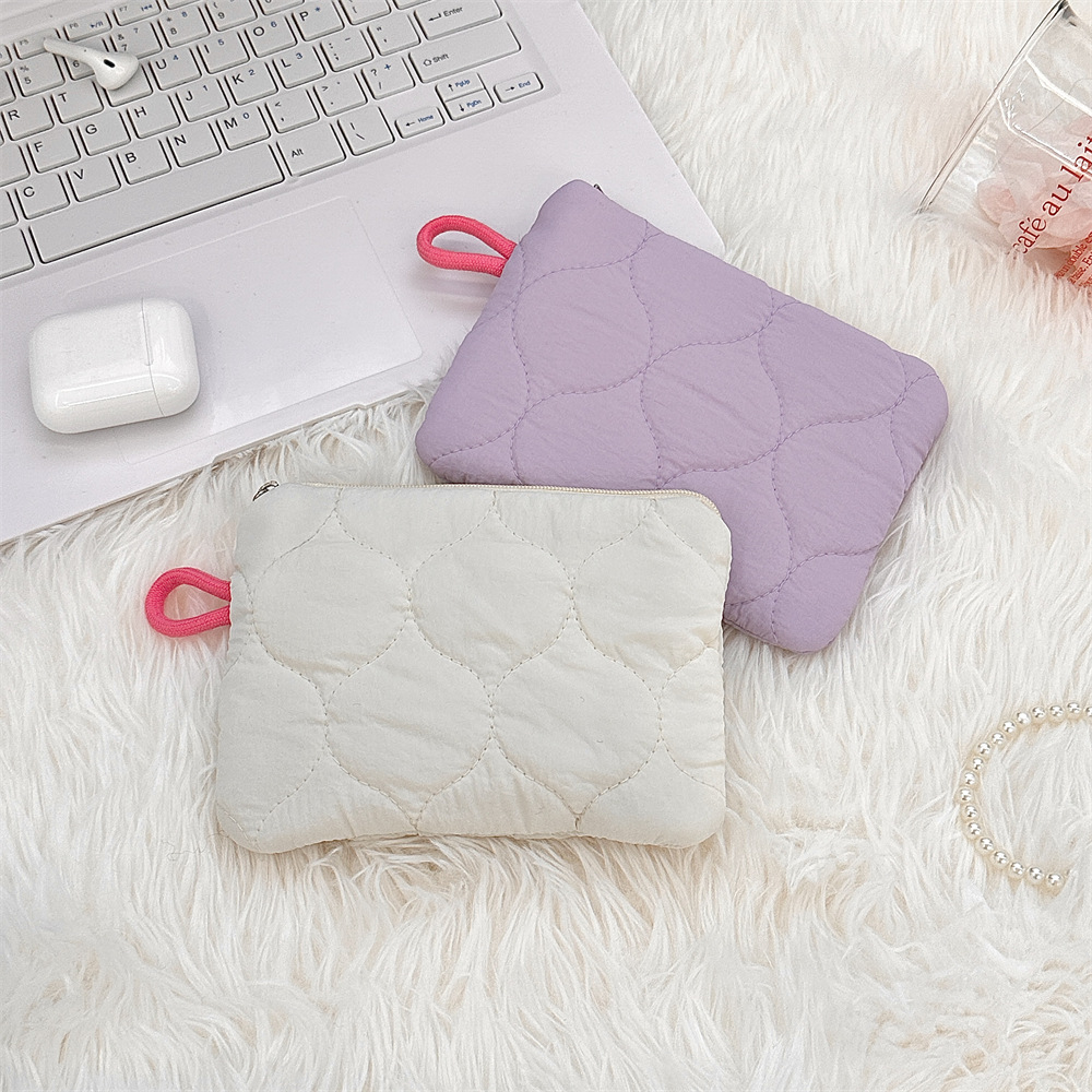 410122 quilted sanitary kit, cream-colored menstrual sanitary napkin, coin purse, lipstick, cosmetics, portable Application Scenario