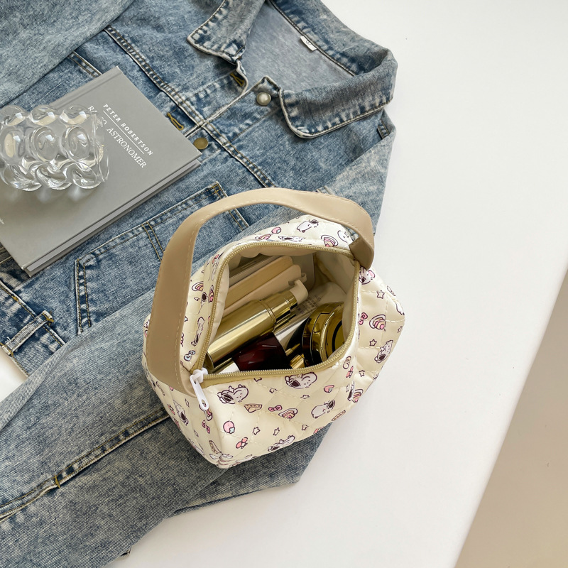 The new cartoon portable makeup and toiletry bag, a fashionable travel storage bag, and a large-capacity three-dimensional handbag are selling well for women Application Scenario