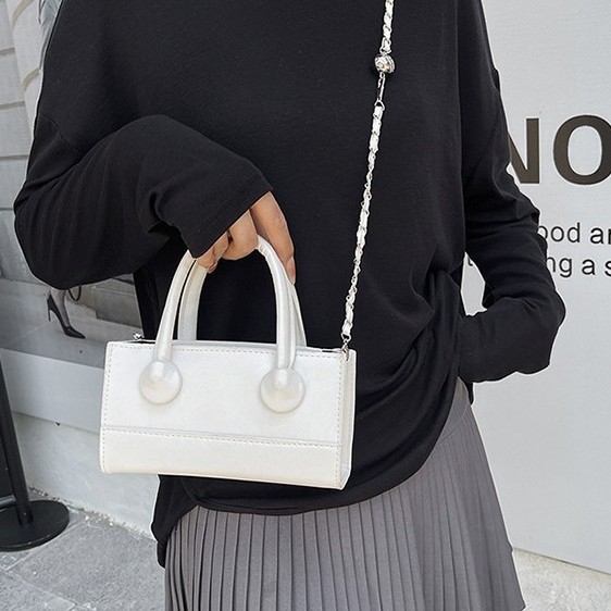 The 2025 new Korean niche high-end quality hand-held red small square bag is a fashionable and versatile single-shoulder crossbody bag for women Application Scenario