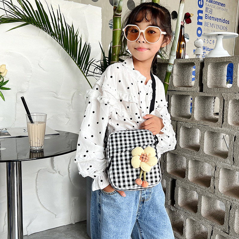 Fresh and sweet single-shoulder bag, 2022 new trend checkered phone bag, cute and fashionable flower school commuting crossbody bag details Picture