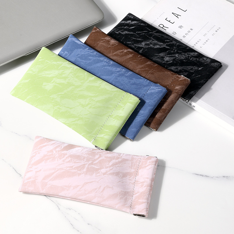 The manufacturer supplies self-closing eyeglass bag material, sunglasses, portable storage bags for men and women, and small items details Picture