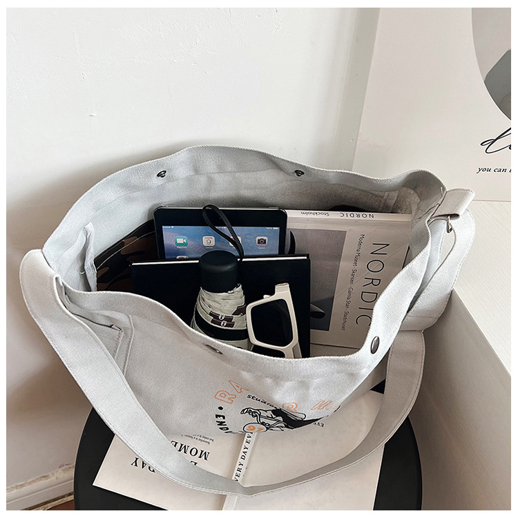 Wholesale large-capacity casual commuting women's single-shoulder bags, Korean-style trendy and fashionable handbags, LOGO printed canvas bags Application Scenario