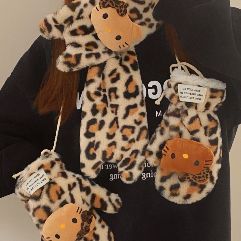 2024 New leopard-print cat neck scarf for women's winter student cycling, windproof, thickened and warm neck scarf for women Application Scenario