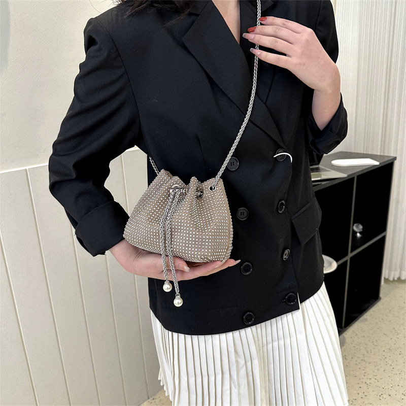 Full diamond bucket bag 2024 Summer New fashion chain diamond-encrusted bag, niche design trendy single-shoulder bag wholesale Application Scenario