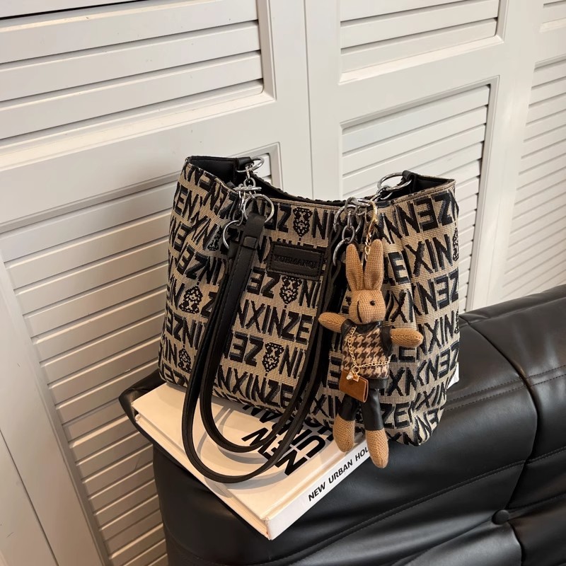 High-end quality niche bag for women 2023 new versatile single-shoulder underarm tote bag, niche hand-carry commuting fabric bag details Picture