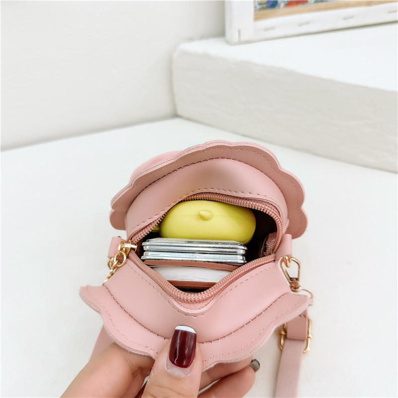 The new girls' bags are cartoonish and cute. The plush crossbody bag for little girls is fashionable and casual. The princess children's single-shoulder bag is adorable Application Scenario