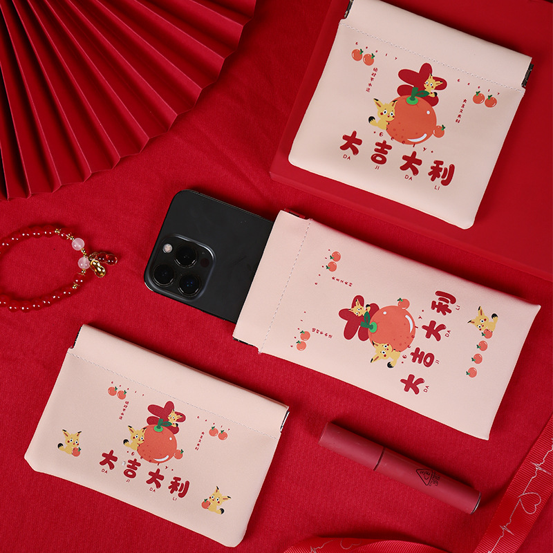 The New Year's get-rich-quick shingle bag is festive and full of good fortune. It features an automatic closing eyeglass bag and multi-functional storage for small items Application Scenario