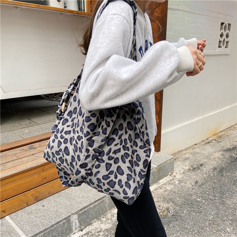 Wholesale of 923041 new artistic and retro rose crossbody bag, simple and large-capacity single-shoulder fabric bag, simple and versatile Application Scenario