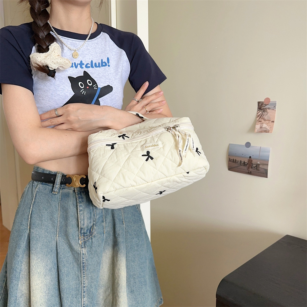 47272 Embroidered bow quilted cotton-padded cosmetic bag, large capacity toiletry bag, storage bag, skincare products travel bag Application Scenario