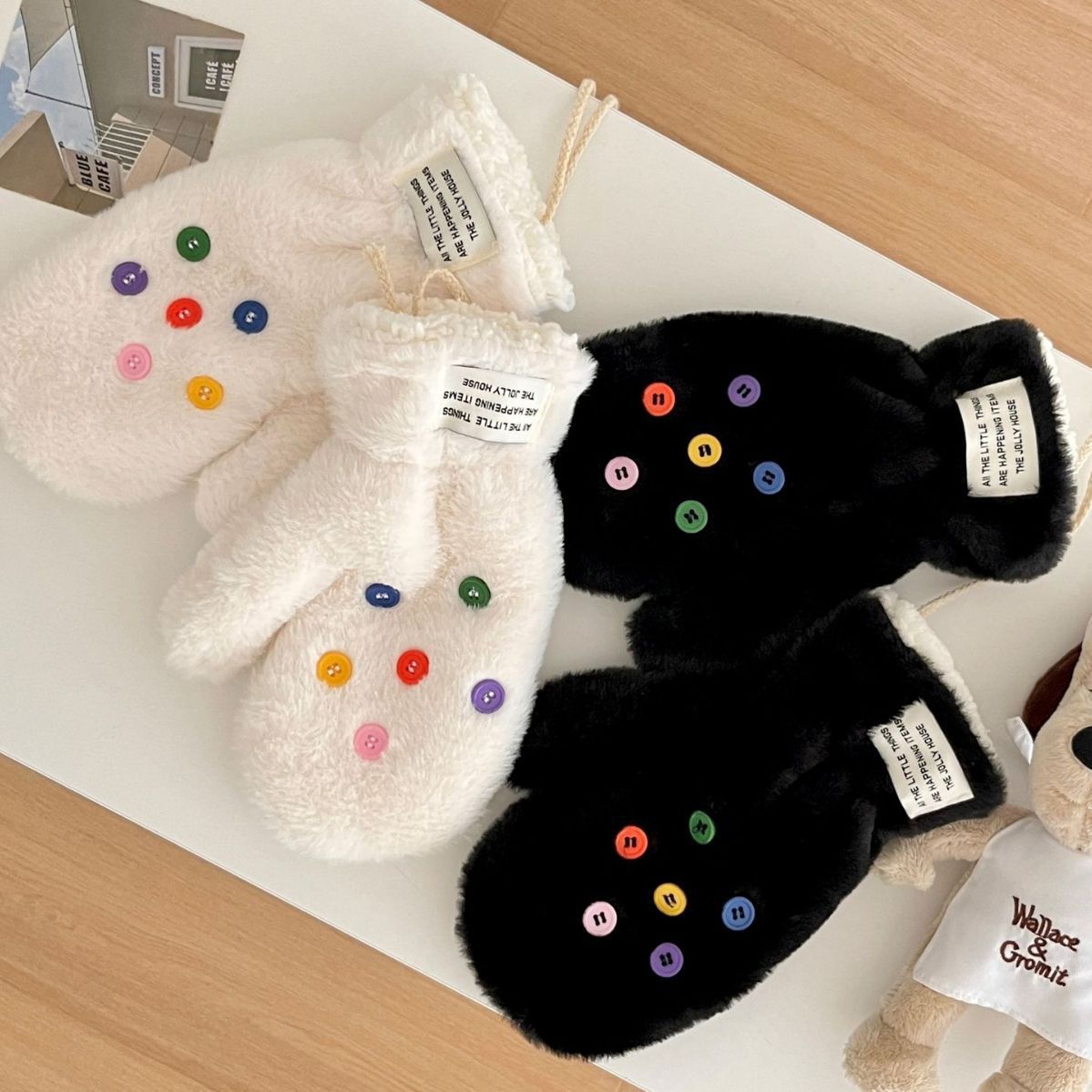 Dopamine button plush gloves for girls, cute and warm in winter, thickened cold-proof, student cycling and skiing halter-neck gloves full figure