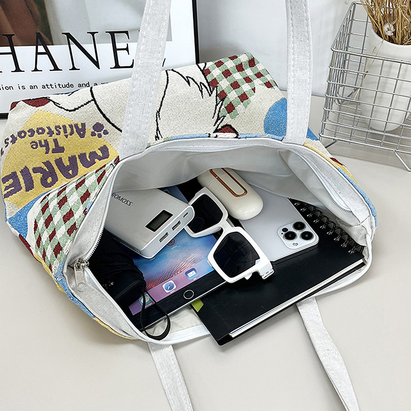 Cross-border autumn new retro orange cat, high appearance level embroidery, double-sided out, large capacity zipper single-shoulder handbag Application Scenario