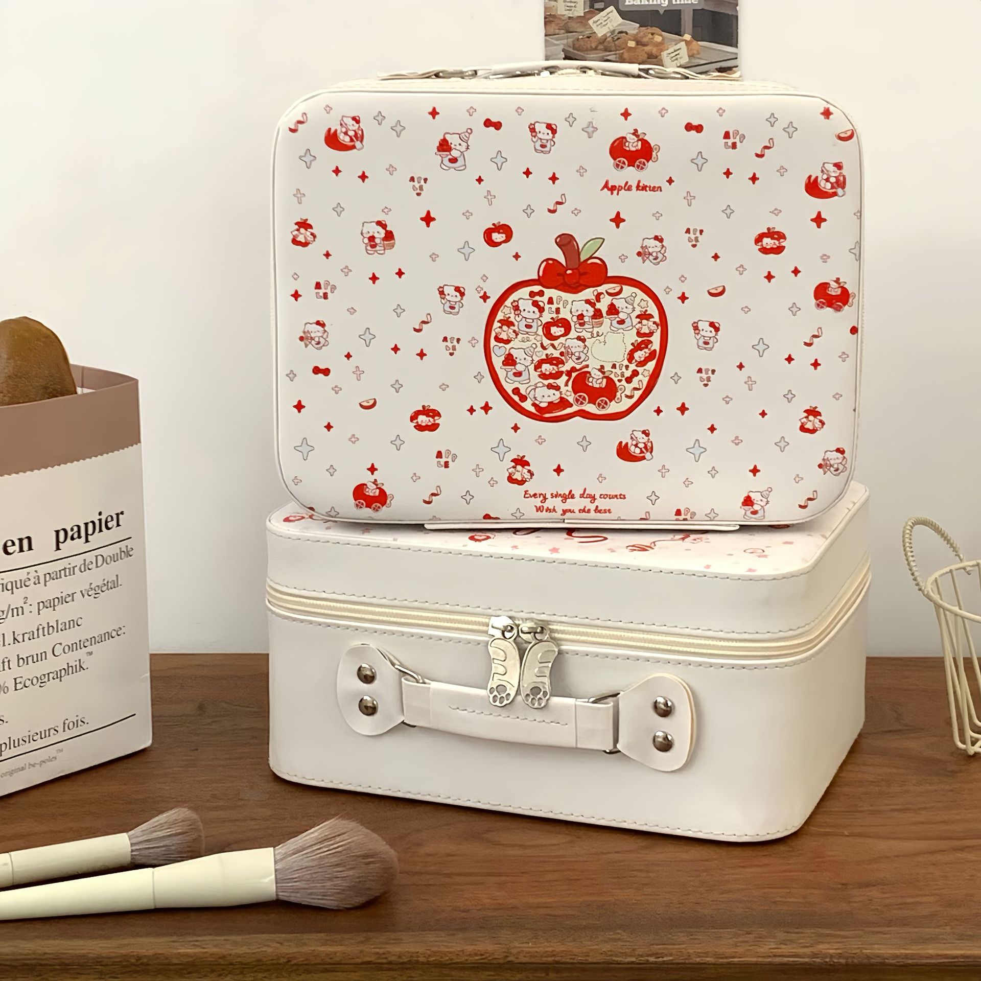 Cartoon Apple makeup bag, original women's makeup box, high appearance level, large-capacity skin care product storage, portable makeup box Specification drawing