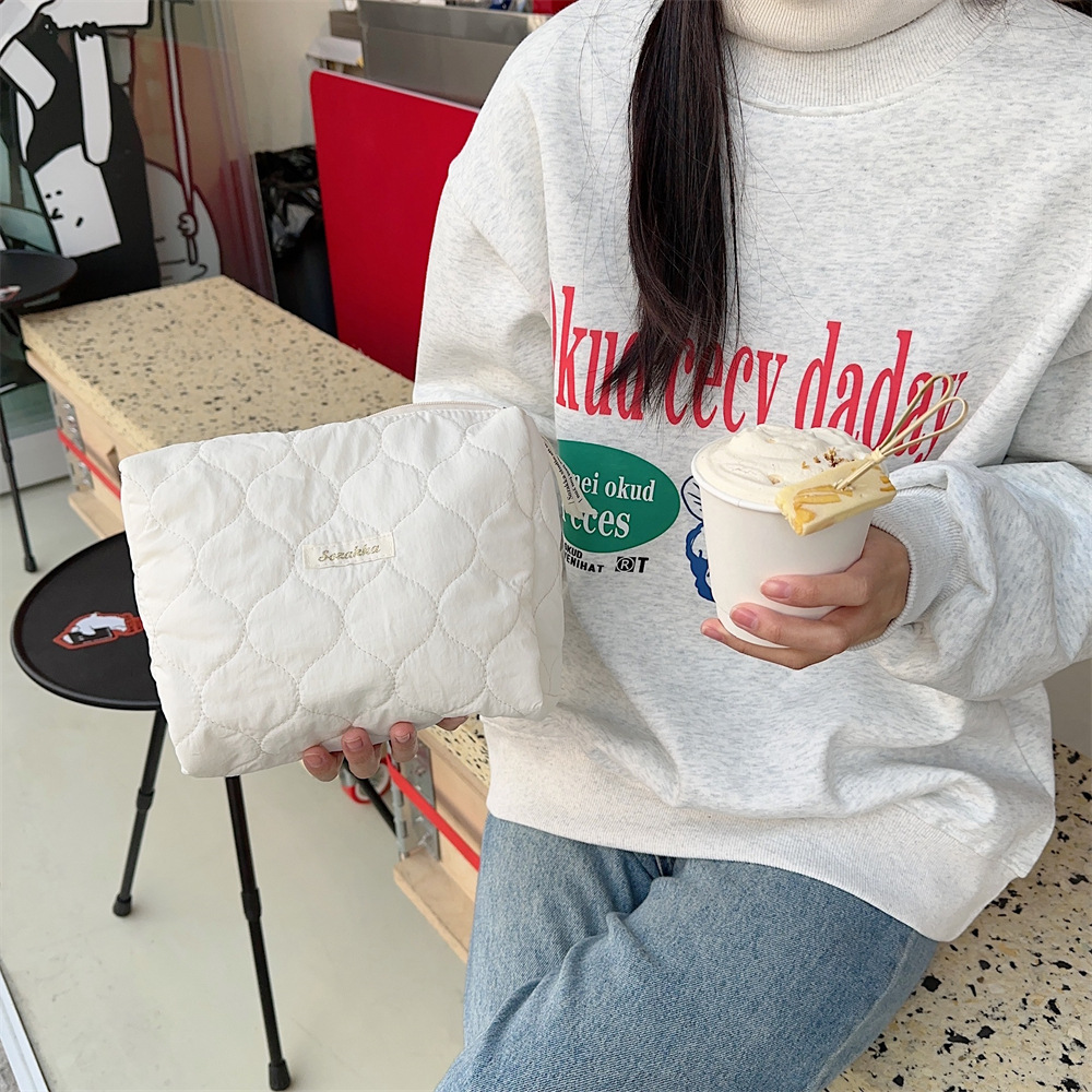 31293 Soft and tender yellow cosmetic bag, high-end large-capacity portable cosmetic storage bag for women, hand-held bag Application Scenario