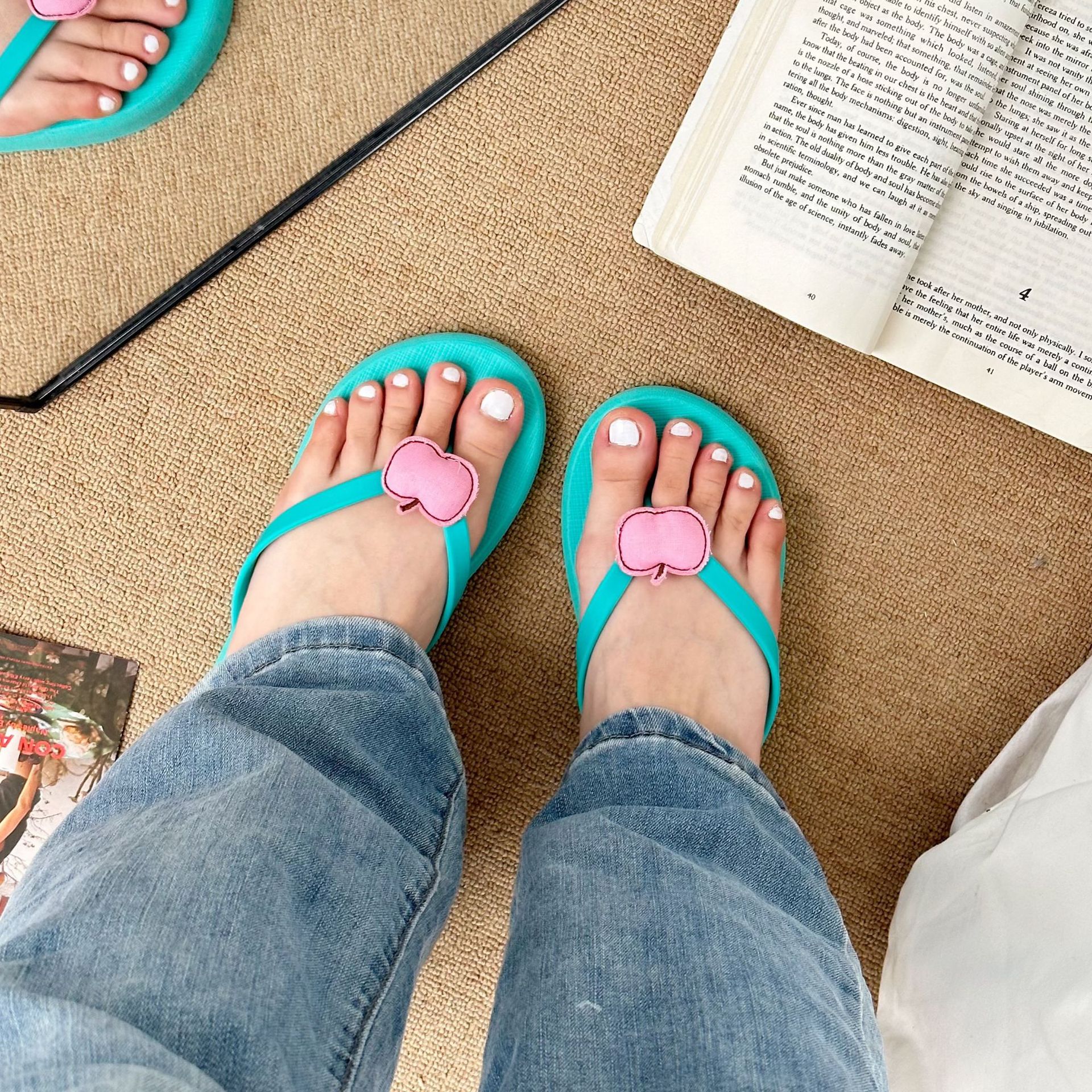Green and pink apple herd-shaped slippers for women, sweet summer style, flip-flops, fashionable outerwear, casual flat beach slippers Application Scenario