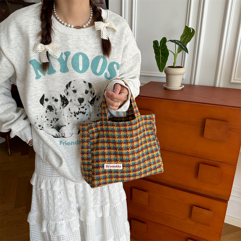 311021 Autumn and winter large-capacity women's bags, new fashionable thousand-bird checkered hand-held tote bag, casual woolen bag Application Scenario