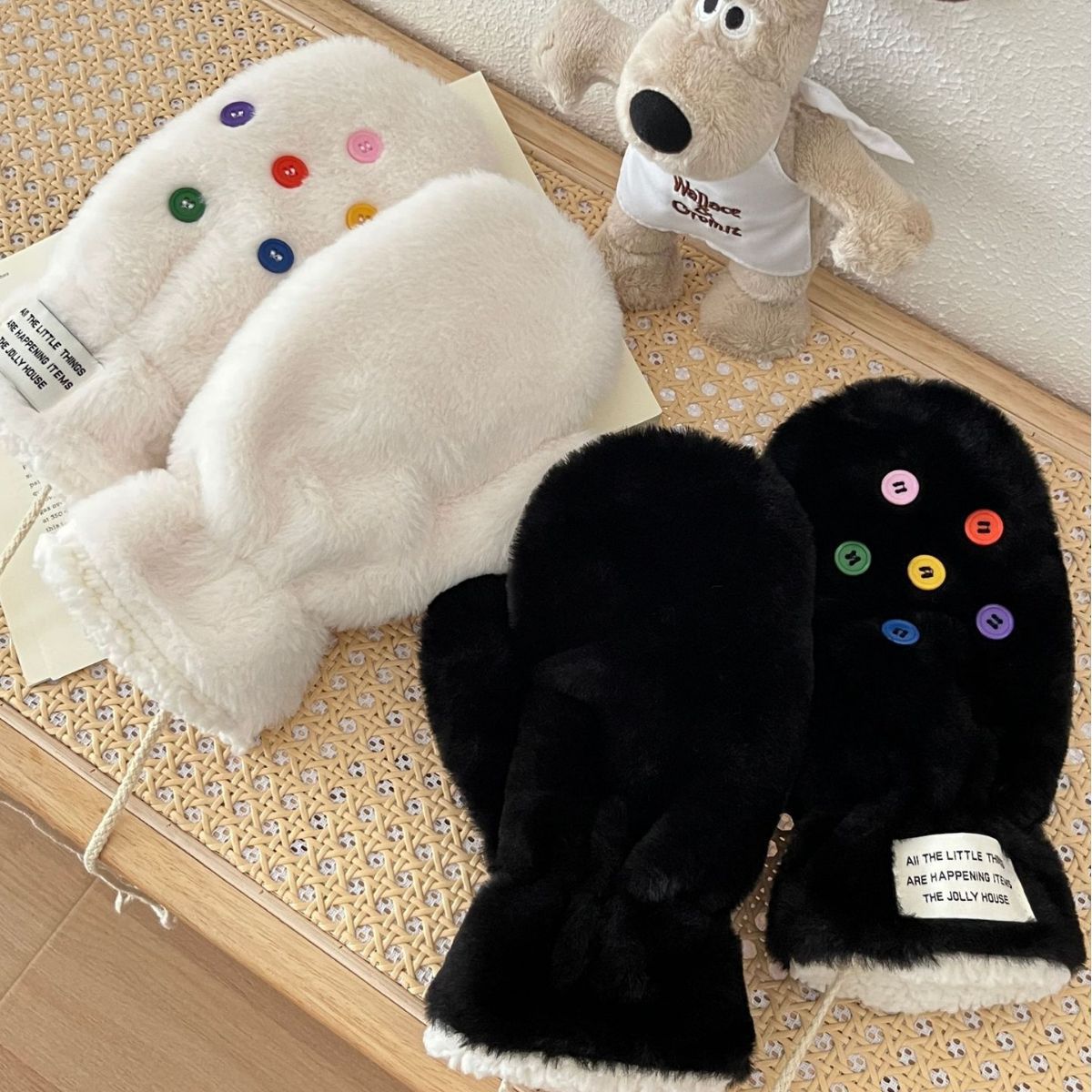 Dopamine button plush gloves for girls, cute and warm in winter, thickened cold-proof, student cycling and skiing halter-neck gloves Application Scenario