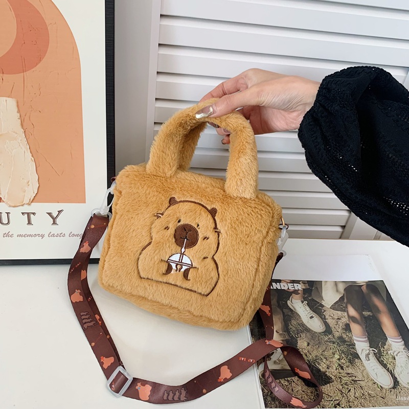 A fashionable and simple crossbody bag is selling well. It's a new hand-held cosmetic doll bag, a children's claw machine doll, and a crossbody pocket with loose change Specification drawing
